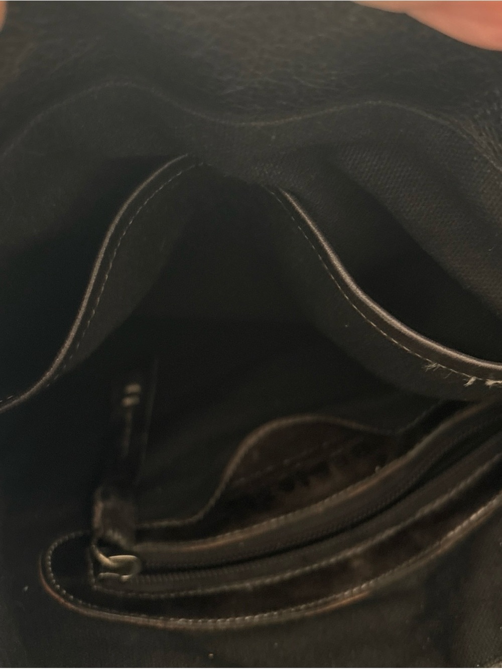 BedStu Venice Classic Unisex Black Leather Messenger Bag with Front Buckle - Picture 10 of 15